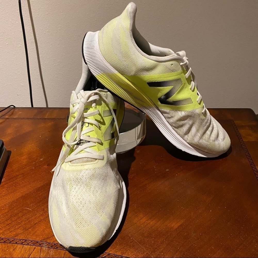 New Balance 890 White Yellow
Black Men Running Shoes
M890WY8 Size 15 EUC